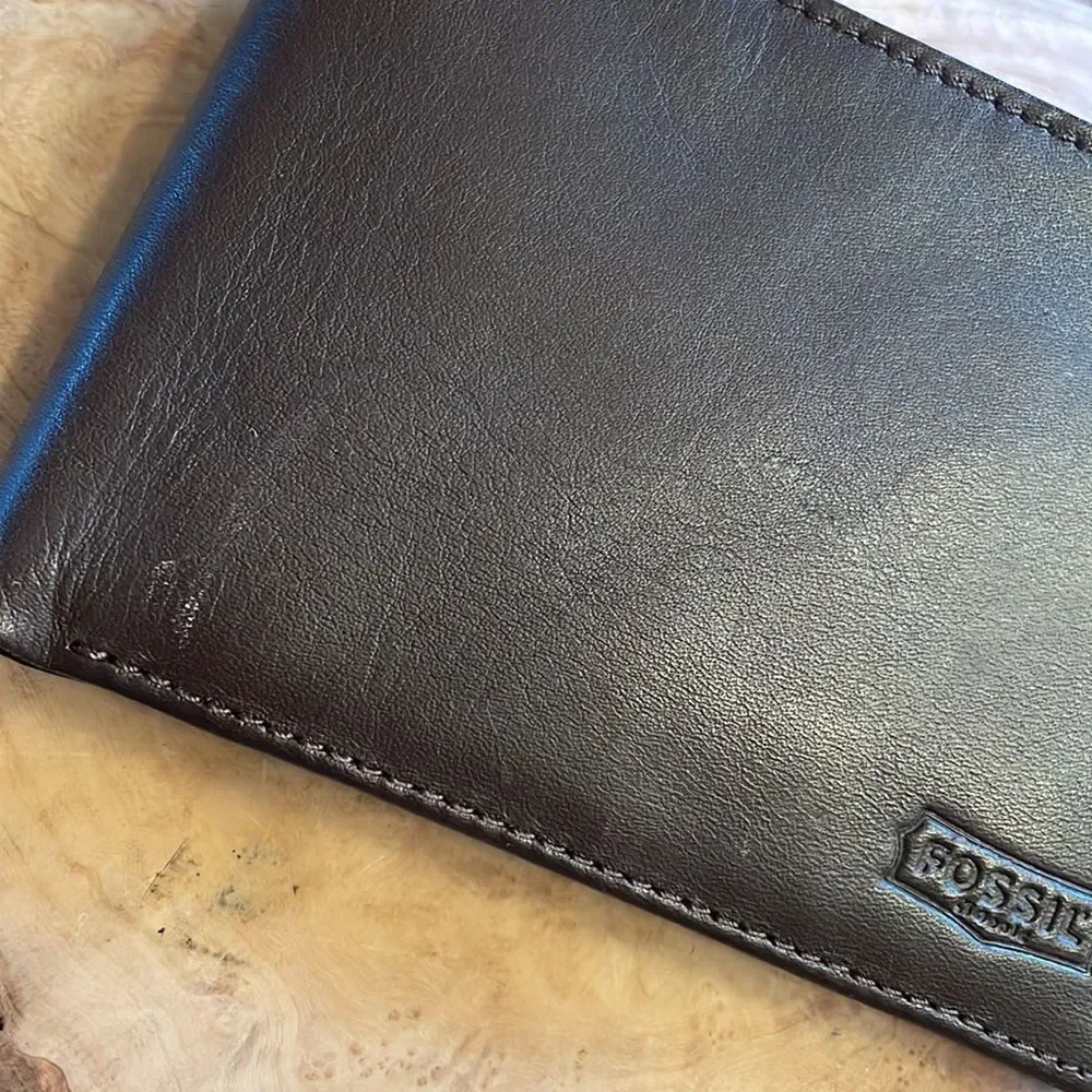 Fossil Mens Leather Bi-Fold Wallet with Change Compartment
